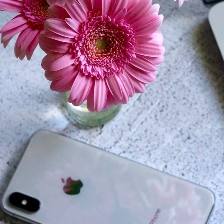 Käynnistä keräys Facebookissa tai Instagramissa. Kuvassa pinkki kukka ja puhelimen kulma.