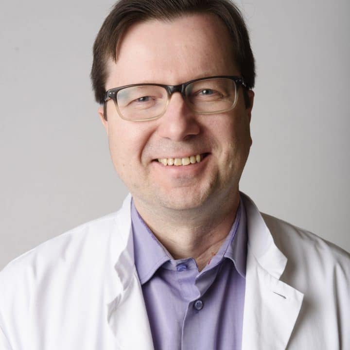 Kuvassa Aivosäätiön hallituksen jösen, neuroimmunologian professori Pentti Tienari