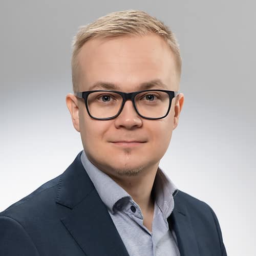 Kuvassa tutkimusjohtaja Eino Solje Itä-Suomen yliopistosta. Hänellä on vaaleat hiukset ja tummasankaiset silmälasit, yllään vaaleansininen paita ja tummansininen puvuntakki.