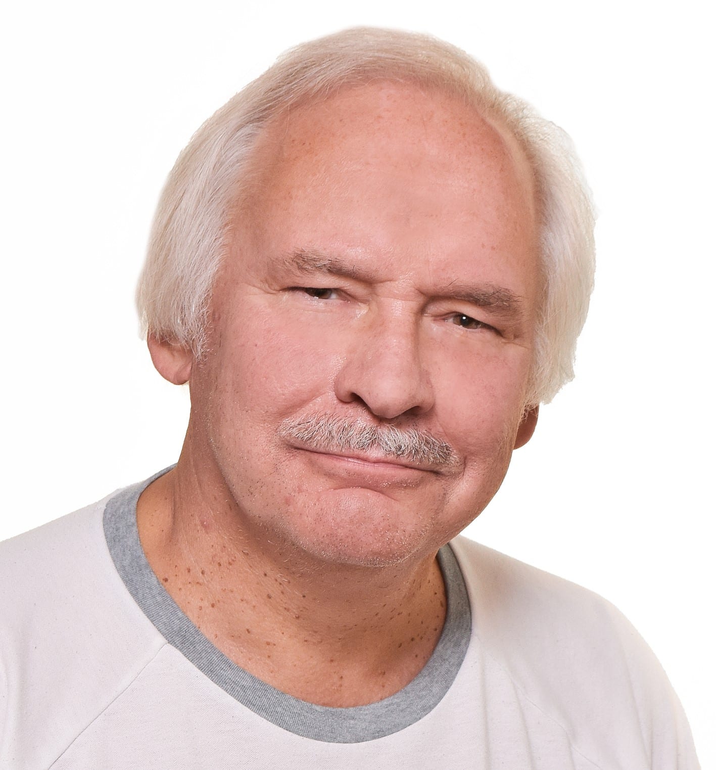 Kuvassa neurologian erikoislääkäri Hannu Laaksovirta (valkotukkainen mies, jolla viikset). ALS-tutkimus etsii taudin pysäyttävää lääkettä