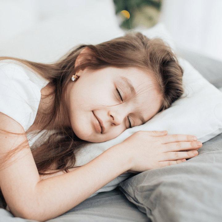 Kuvassa pieni tyttö nukkuu. ADHD ja uni