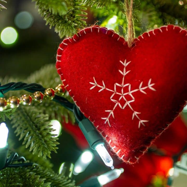 Sydämen muotoinen joulukoriste kuusessa